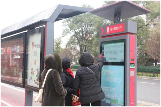 全国首例纯太阳能电子墨水屏智能公交电子站牌在南昌投入使用