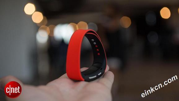 终于有屏幕了 索尼SmartBand Talk上手