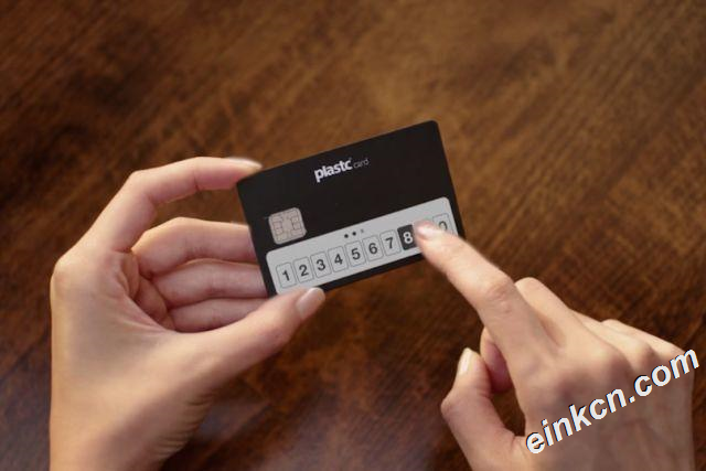 带触摸屏的电子墨水屏银行卡：多合一支付卡的终极形态？