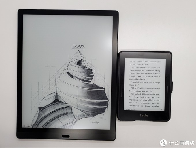 左：Max Lumi. 右：Kindle Voyage