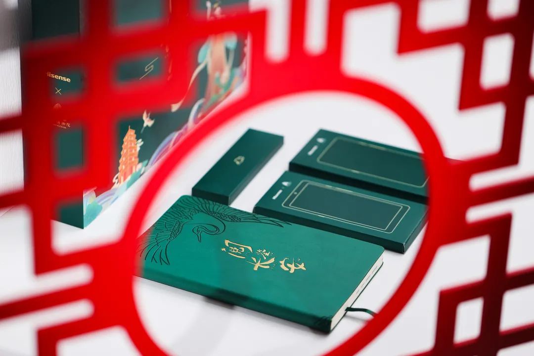 TOUCH研究所 | 一整年的心动与惊喜，都在这个礼盒里  海信阅读手机 电子墨水 电子纸 电子墨水屏 EINK 墨水屏 eink 水墨屏 川奇光电 电子墨水手机 墨水 电子纸手机 电子墨水屏手机 第6张